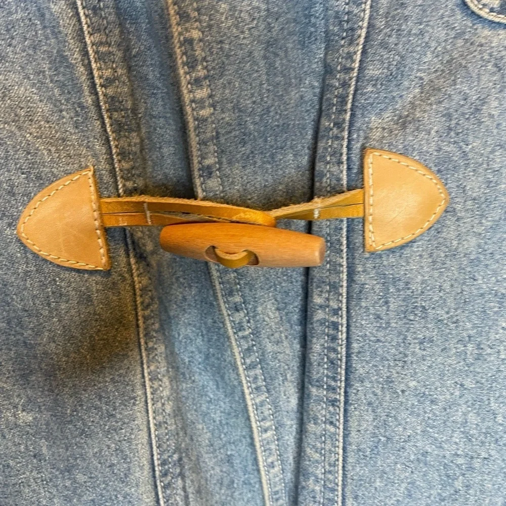Vintage Lizsport 90s light denim oversized jacket with wooden toggle clasps - Picture 2 of 6